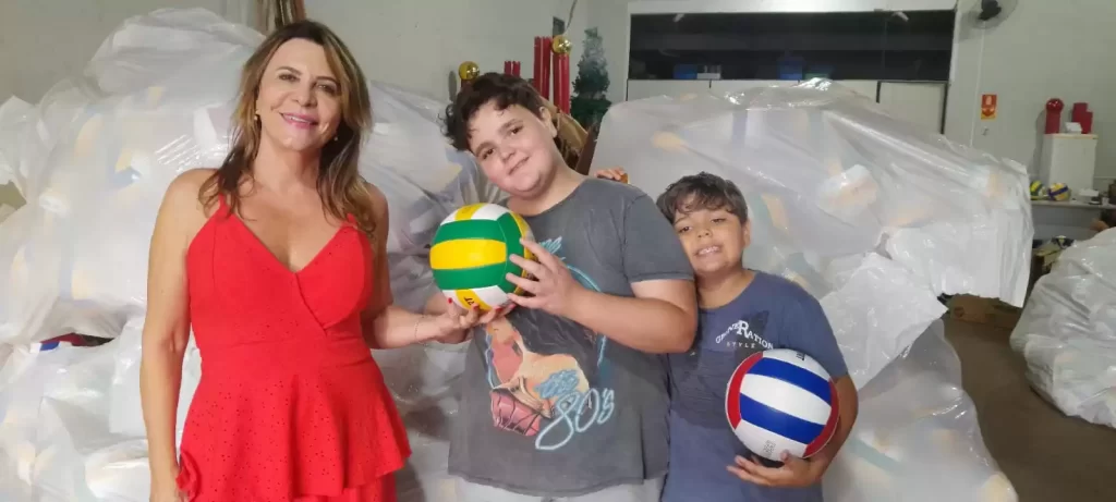 Prefeitura inicia entrega de Vale Presente para alunos da rede Municipal e Estadual