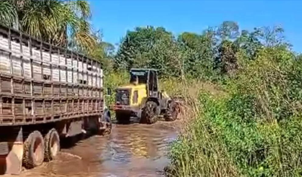 Fazendeira afirma que tem que pagar mil litros de diesel para a máquina da prefeitura desatolar veiculos