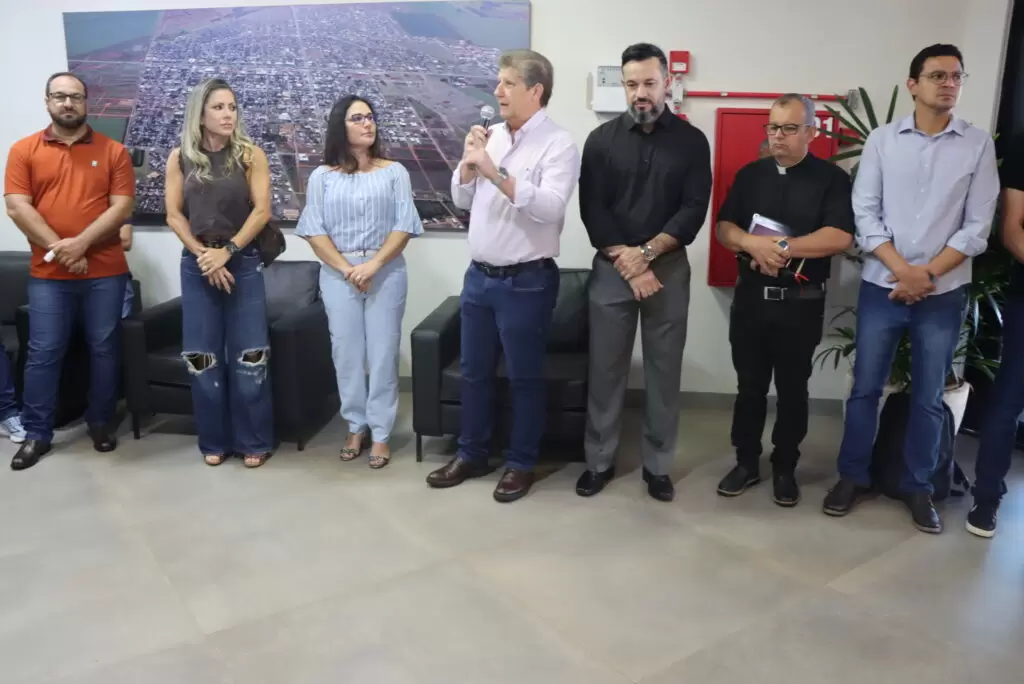 Prefeito Walter Schlatter e secretários recepcionam servidores no Paço Municipal