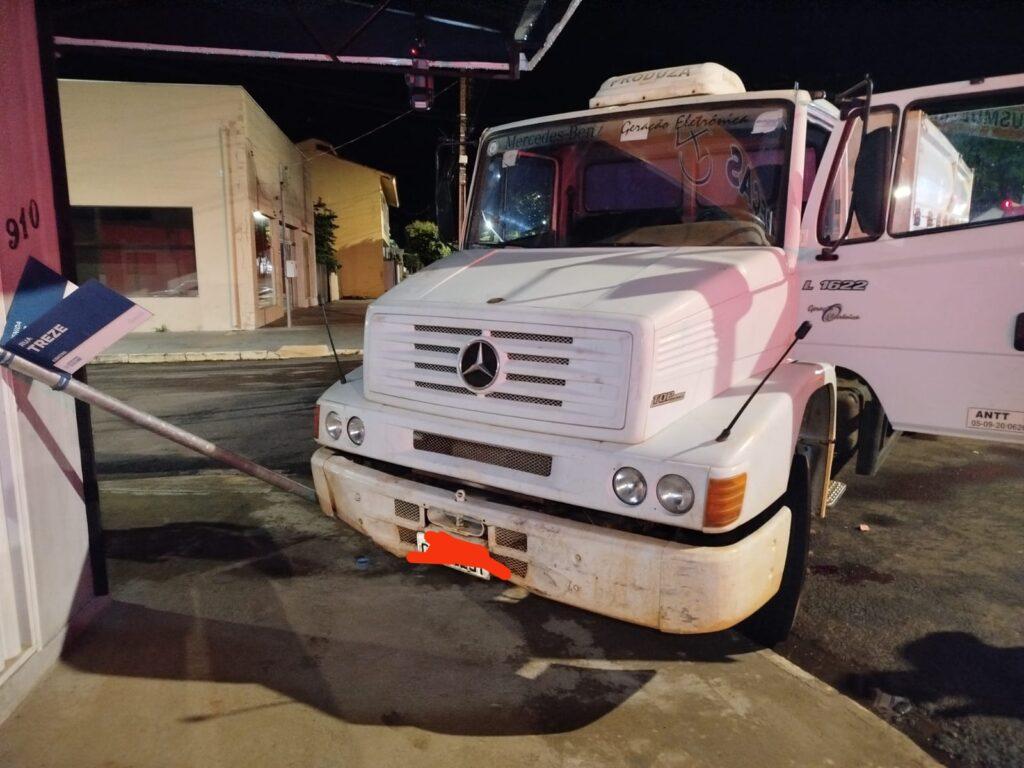 Motorista de caminhão colide com placa e após sair do veiculo bate a cabeça