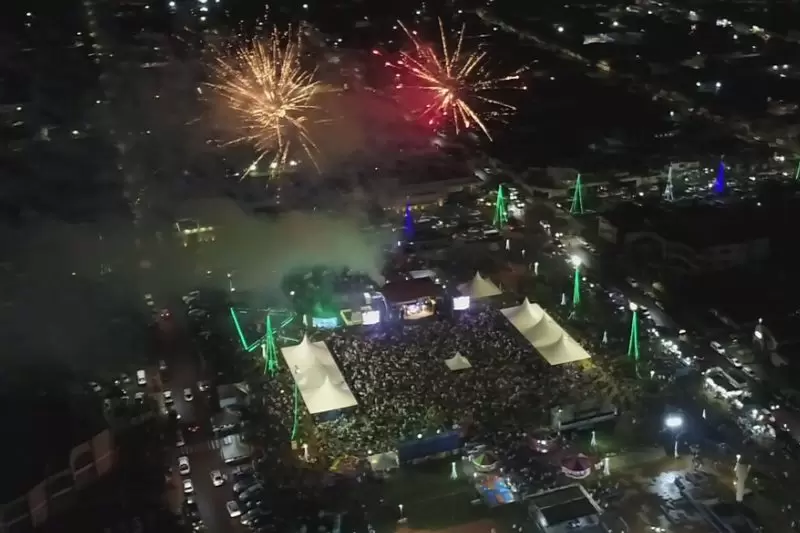 Mulheres brigam na praça de eventos no Reveillon