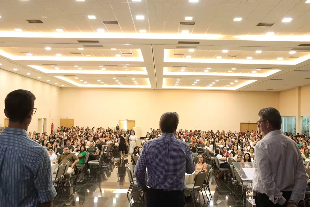 Professores participam de workshop para o desenvolvimento da sustentabilidade na comunidade escolar