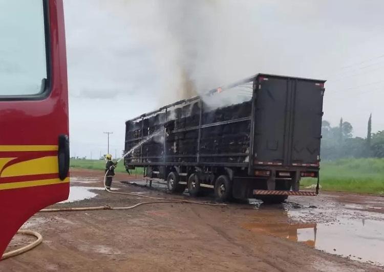 Carreta e carga de pluma de algodão destruídas pelo fogo em Chapadão do Sul