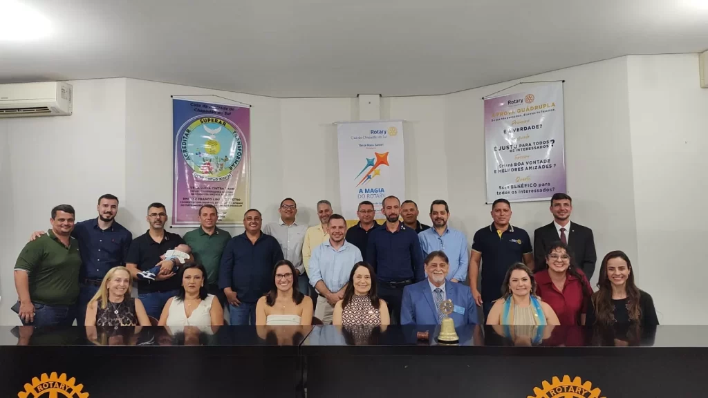 Com a presença do Governador do Distrito Rotary deu posse a novos associados