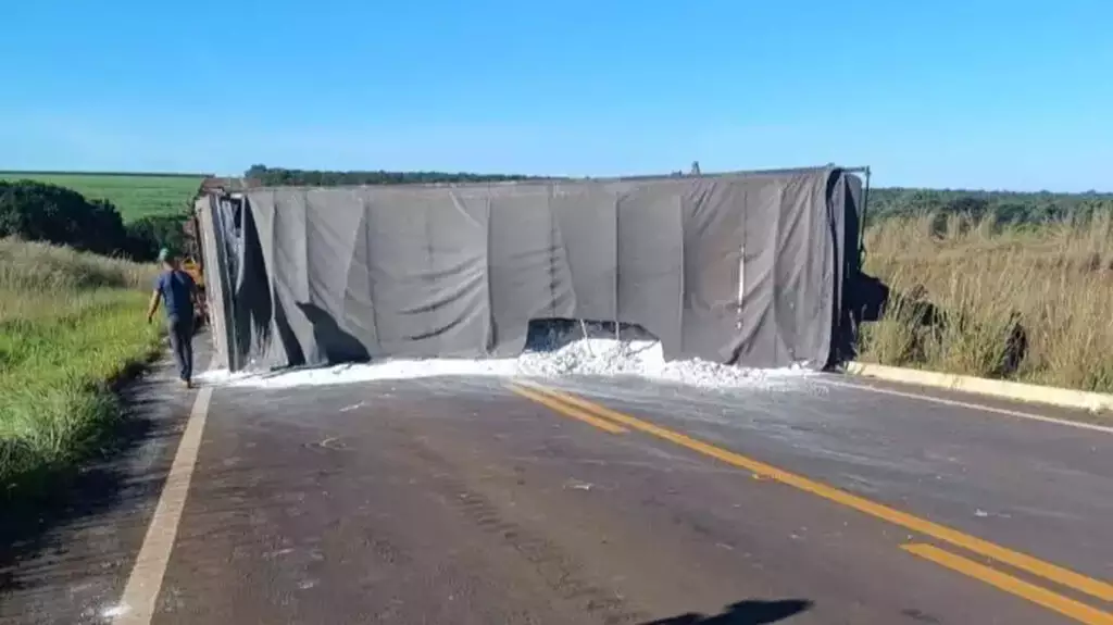 Caminhão tomba, espalha carga e interdita trecho de rodovia em MS