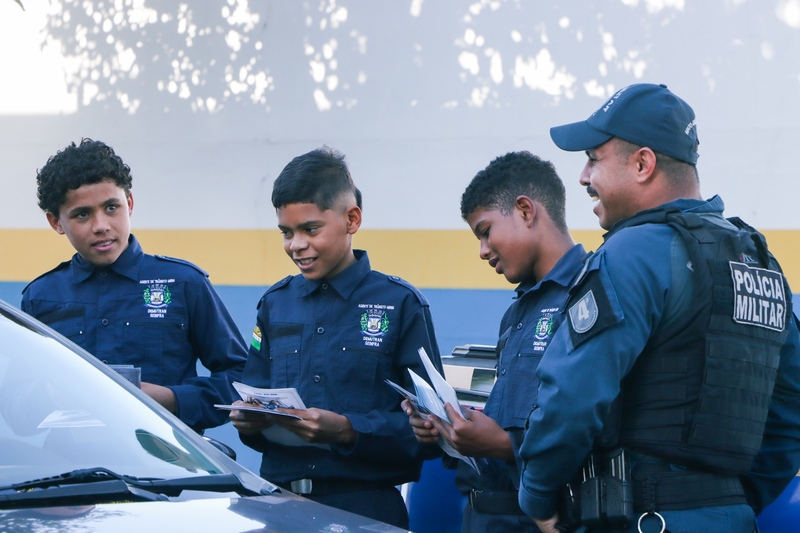 Blitz Educativa com Agentes Mirins reforça consciência no trânsito em Chapadão do Sul
