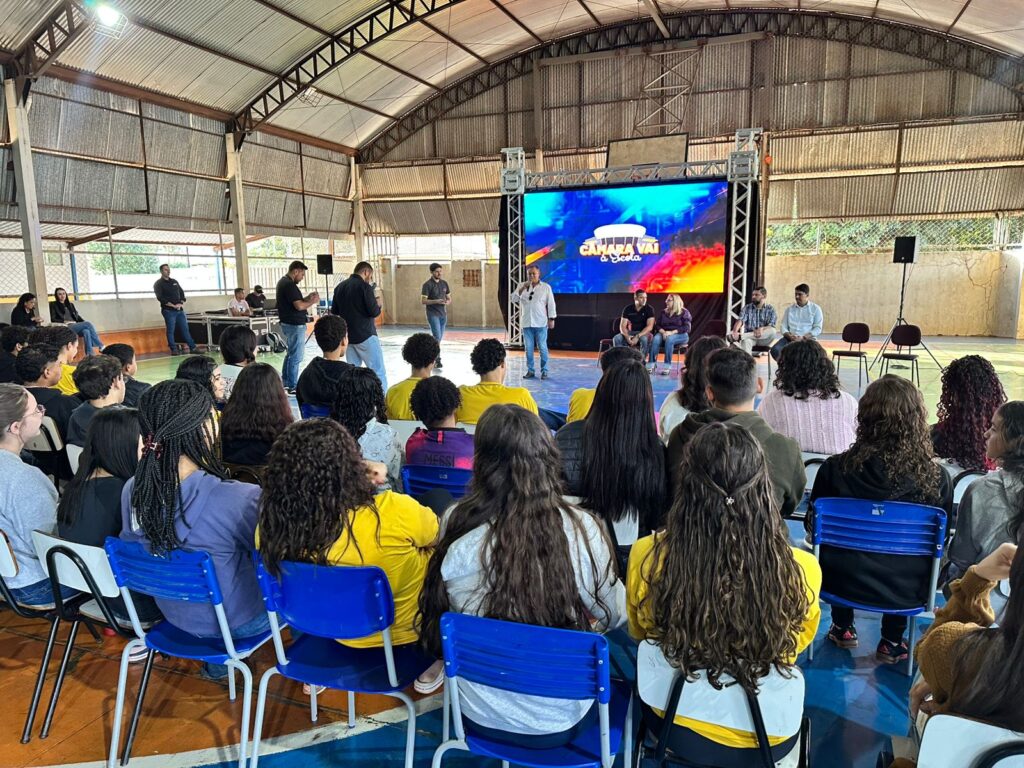 Projeto Câmara vai à escola visita Escola Carlos Drummond de Andrade nesta terça