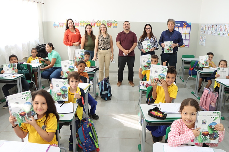 Prefeitura entrega apostilas nas escolas municipais e reforça compromisso com a educação