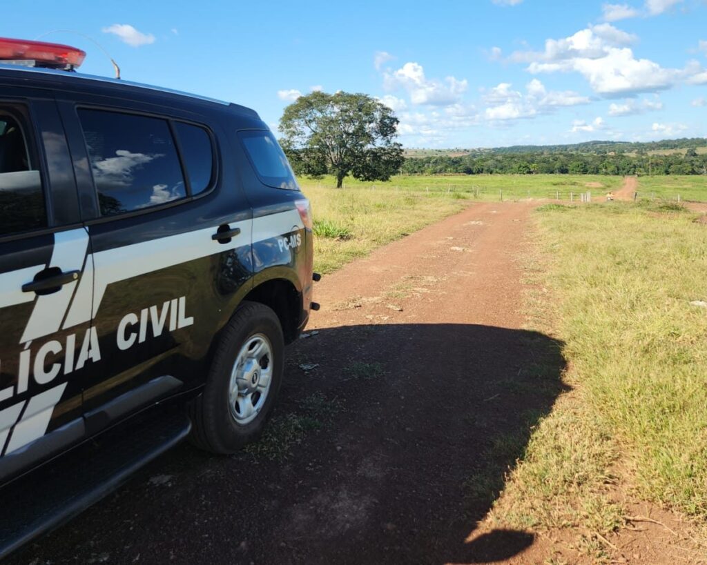 Homem é preso após arrastar a esposa pelos cabelos e a agredir com tijoladas