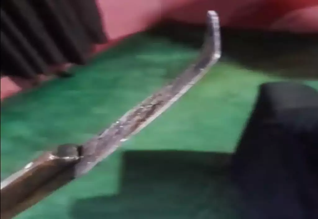 Ex-marido invade casa e esfaqueia a mulher e o filho