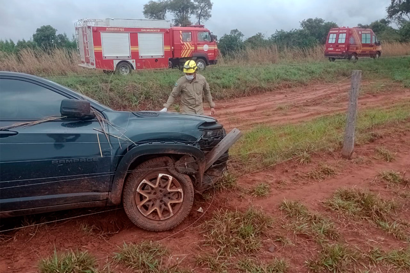 Motorista perde controle de RAM na “Curva da Morte” e sai da pista na BR-060 entre Paraíso das Águas e Camapuã