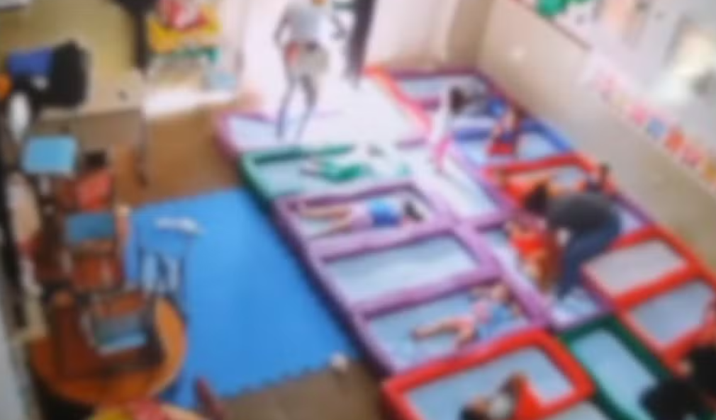 Funcionária é flagrada puxando e empurrando crianças em creche pública de MS