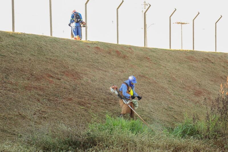 Força-tarefa de limpeza urbana avança pelos bairros de Chapadão do Sul