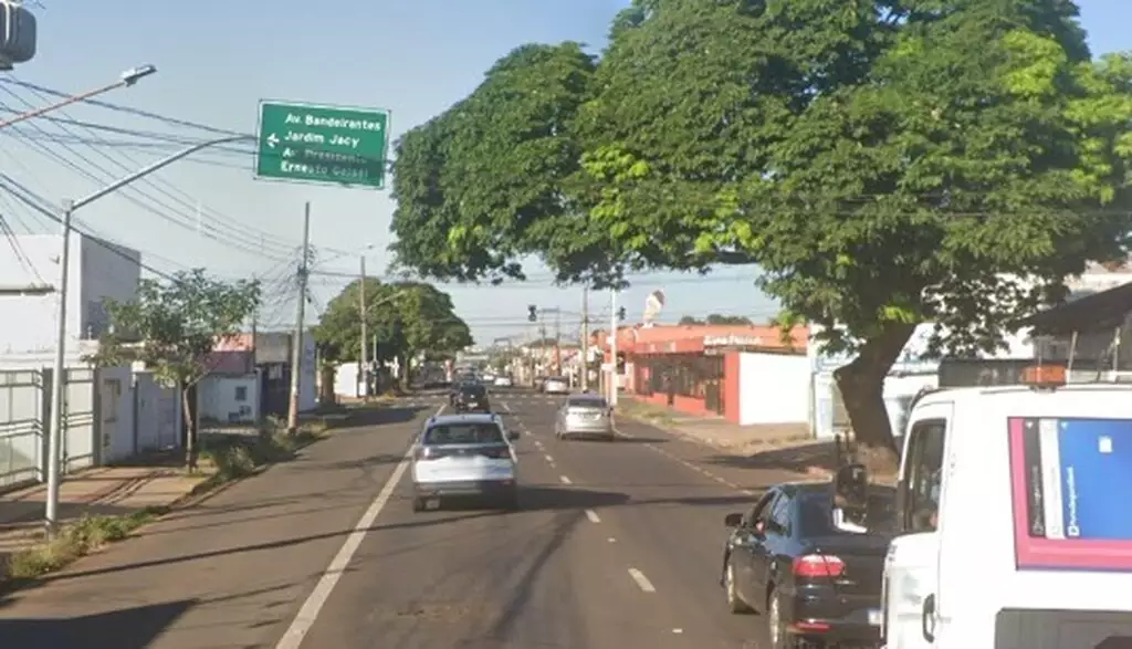 Passageiro é esfaqueado por motorista de aplicativo após discussão em carro