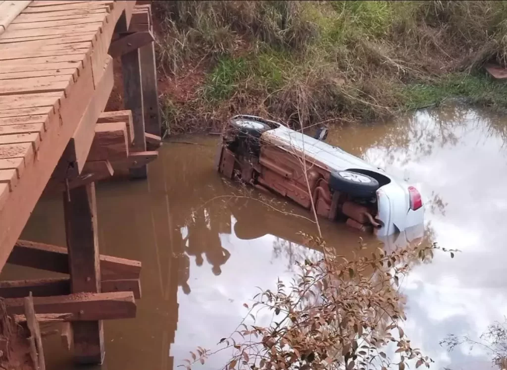 Mãe e filha morrem em acidente após carro cair no Rio Ivinhema