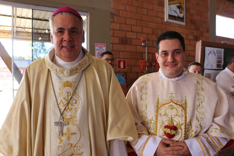 Emoção em Chapadão do Sul: Anderson Suhre é Ordenado o primeiro Padre da Cidade
