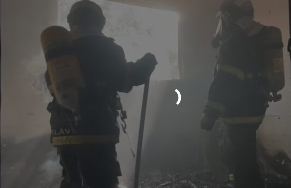 Extensão entra em curto-circuito ao carregar celular e apartamento pega fogo em MS