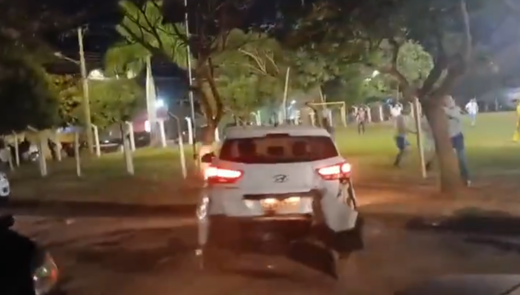 Idoso bate em pelo menos 4 carros estacionados e duas casas ao dirigir bêbado em MS