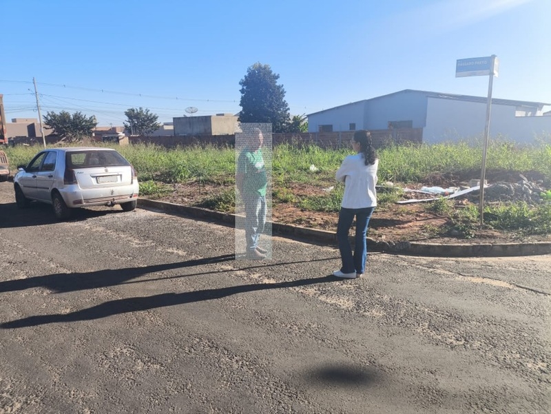 População auxilia na identificação de descarte irregular de resíduos em Chapadão do Sul; infrator é advertido e realiza a limpeza do local