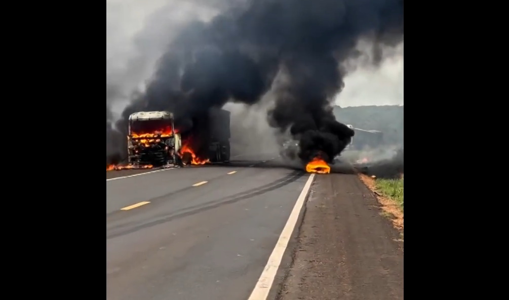 Incêndio destrói carreta após pneu estourar na MS-134