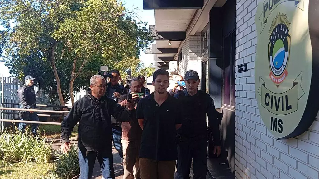 Jovem grava vídeo emocionada após mãe ser morta a facadas: “Eu perdoo meu irmão”