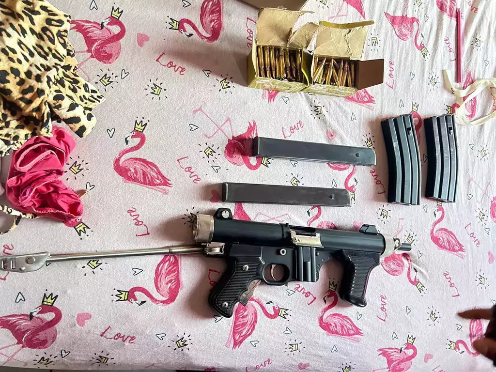 Jovem é presa com submetralhadora, carregadores e munições em salão de beleza