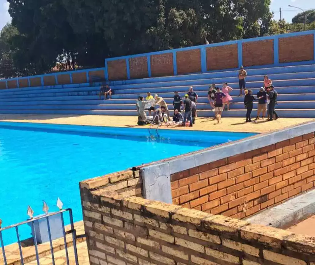 Jovem é socorrido em estado grave após se afogar em piscina de clube