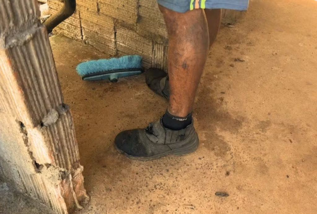 Dez trabalhadores são resgatados em situação análoga à escravidão em carvoaria de MS