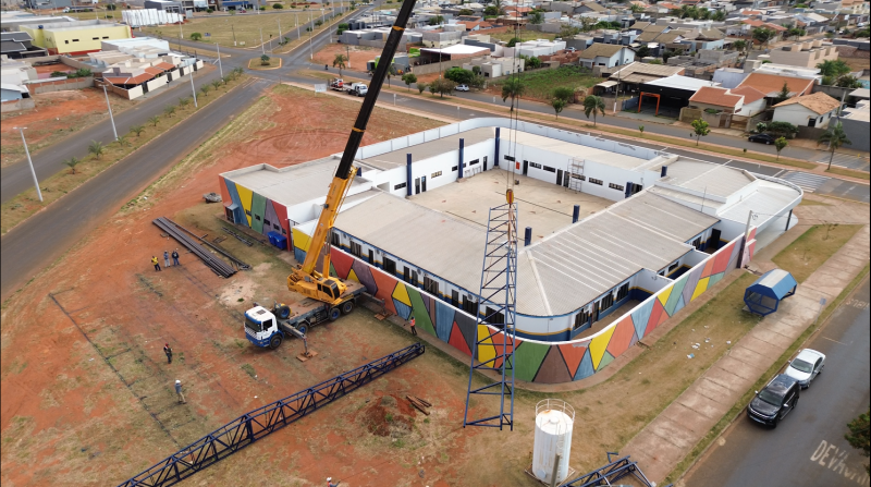 Reforma do CEI Érica Schweter avança com montagem da nova estrutura de cobertura