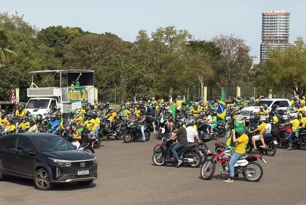 Com bandeiras do Brasil, bolsonaristas pedem impeachment de Moraes durante protesto em Campo Grande