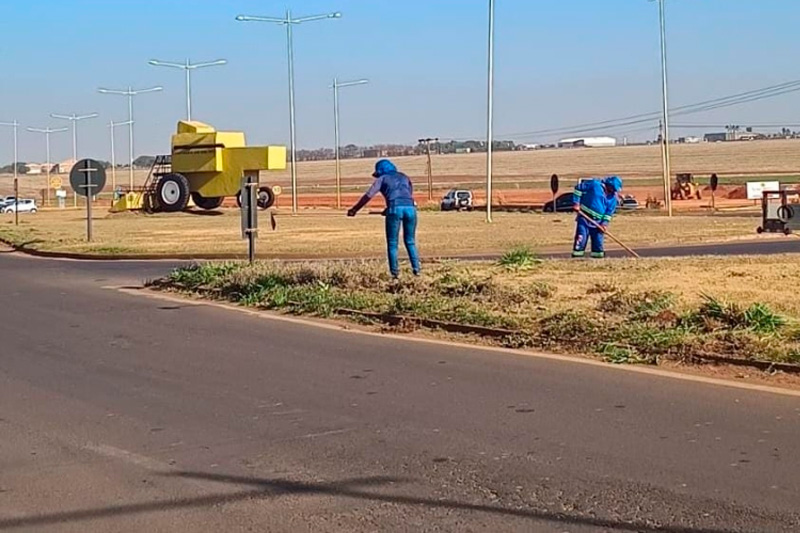 Prefeitura de Chapadão do Sul realiza serviços de limpeza e manutenção na Avenida 306