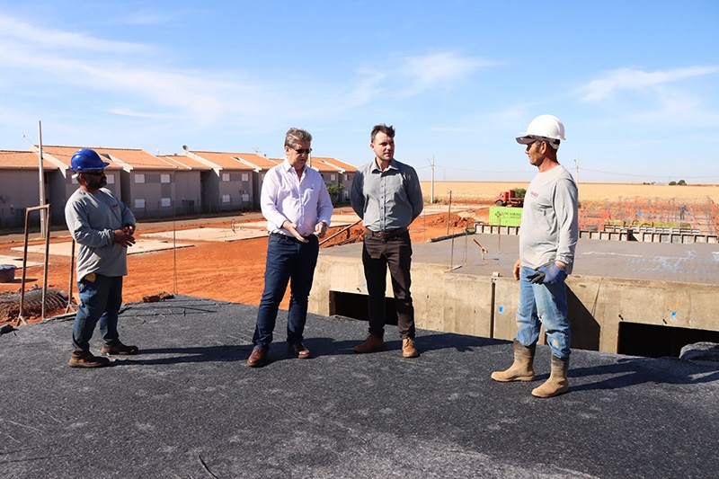Sonho da casa própria cada vez mais perto: prefeito fiscaliza construção de 42 moradias em Chapadão do Sul