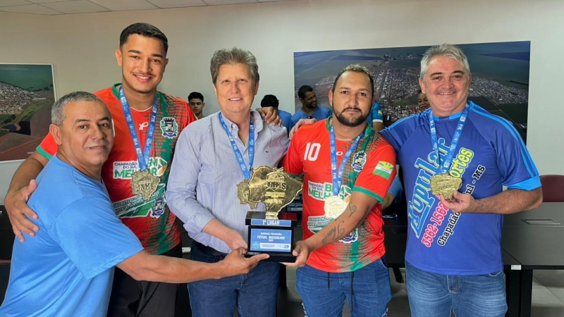 Prefeito Walter Schlatter recebe atletas e professores campeões do JAMS 2025
