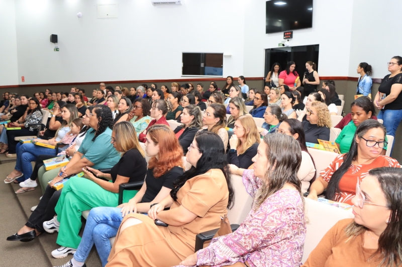 Professores participam de formação sobre material paradidático voltado à conscientização e combate à dengue