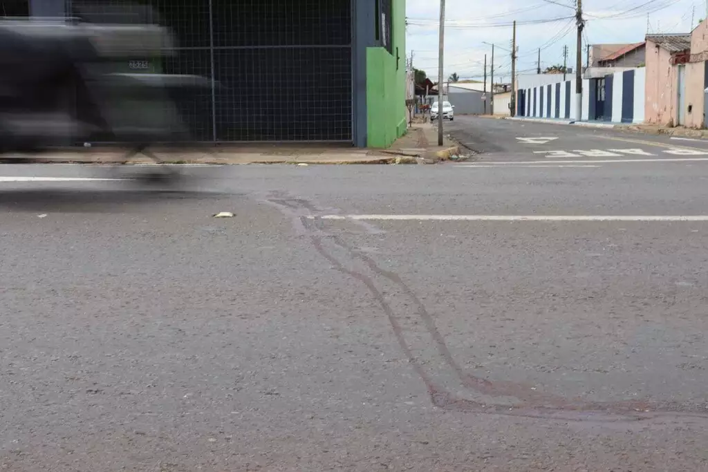 Motociclista morre ao atingir homem que atravessava fora da faixa