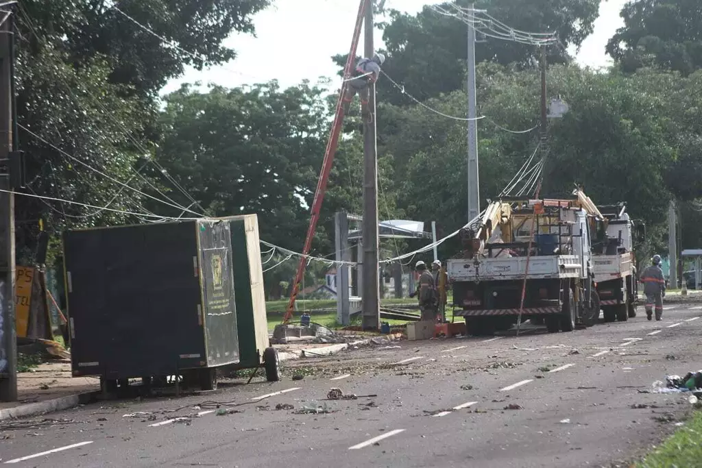 Vento de 139 km/h causa destruição e assusta moradores no interior