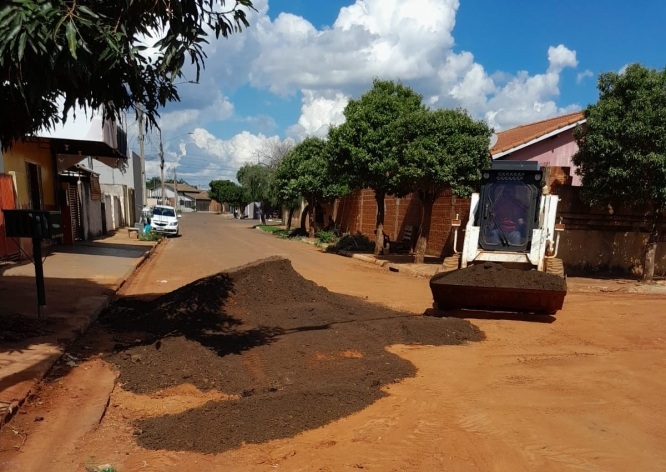 Secretaria de Obras retoma melhorias na Rua São José dos Pinhais, no bairro Sibipiruna