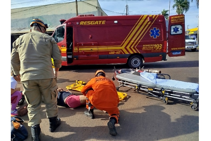 Motociclista fica ferida em colisão de motocicleta que pilotava e um carro no centro de Chapadão do Sul