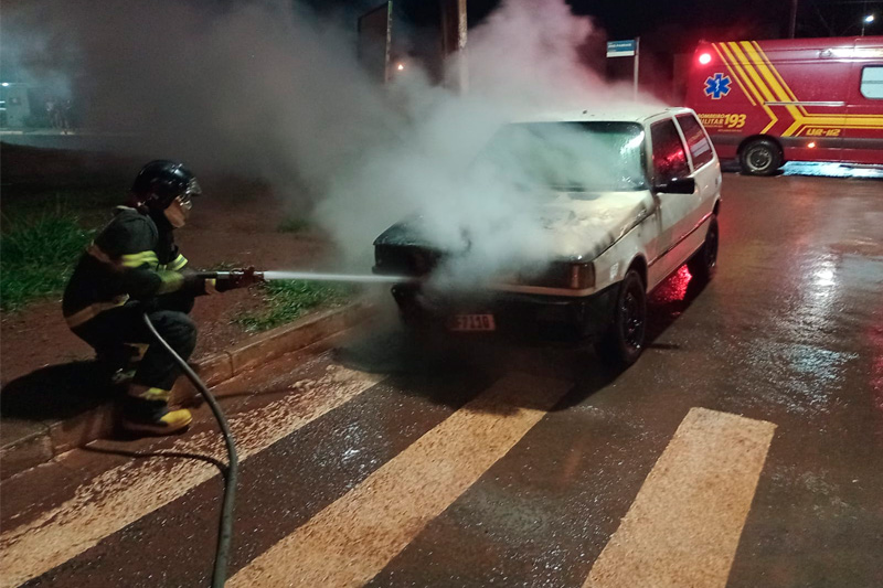 Bombeiros controlam fogo em veículo de Chapadão do Sul
