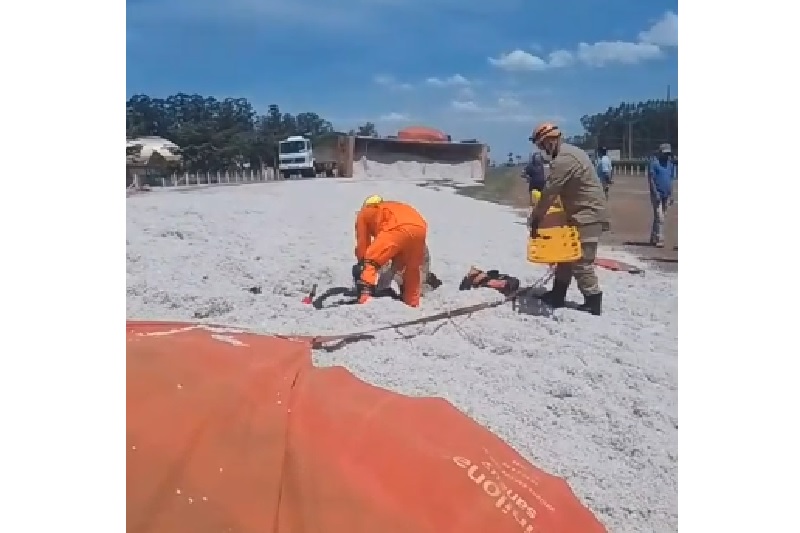 Vagão de bitrem tomba e derrama caroço de algodão sobre uma mulher de bicicleta elétrica em Chapadão do Sul