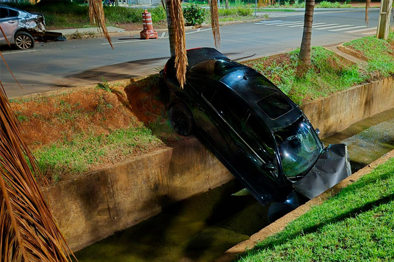 Ford Fusion cai em canal da Avenida 33 de Chapadão do Sul