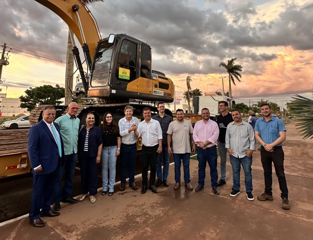 Chapadão do Sul recebe escavadeira hidráulica e R$ 500mil entregues pelo senador Nelsinho Trad