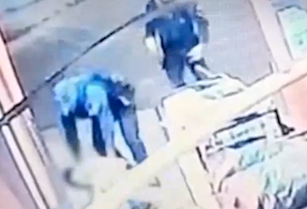 Imagens mostram rapaz sem reagir enquanto PM usa força antes de morte