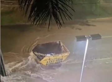Temporal: Caçamba é levada por enxurrada em Campo Grande