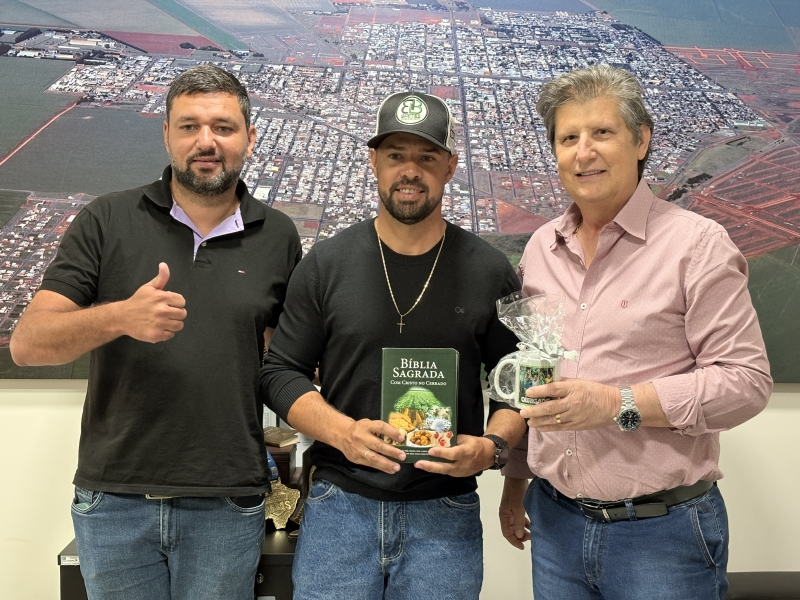 Atleta sul-chapadense de rodeio é recebido no gabinete do prefeito após conquistar título em São Paulo