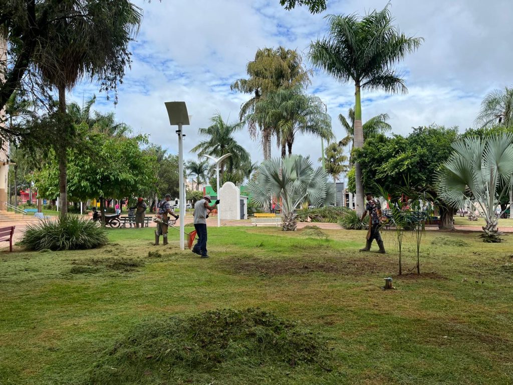 Cassilândia intensifica limpeza e preparação das praças para o Natal Encantado