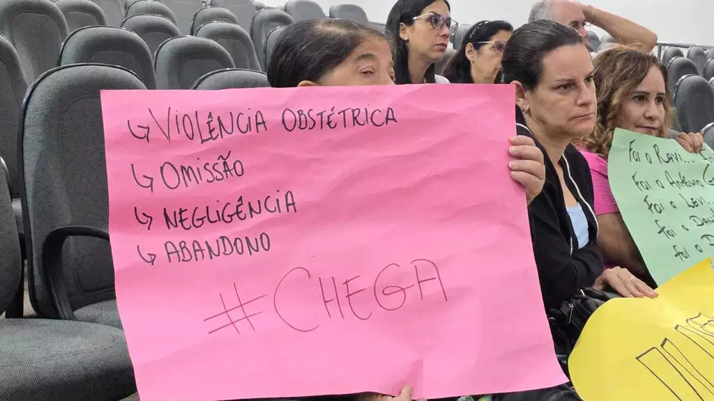 Luto coletivo reúne seis famílias com denúncias de violência obstétrica