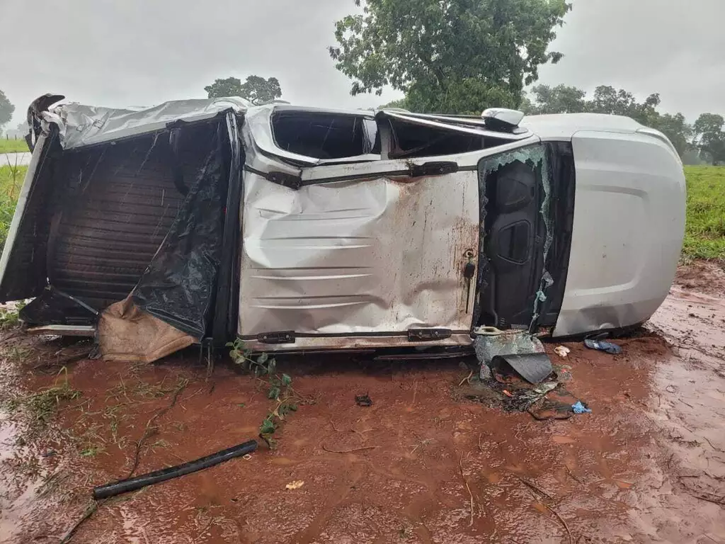 Homem que viajava com a esposa capota caminhonete e morre preso às ferragens