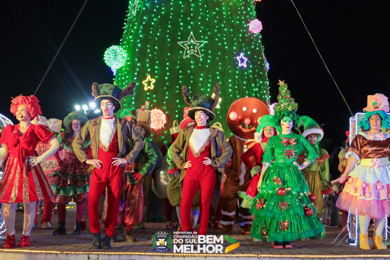 Noite mágica em Chapadão do Sul com acendimento das luzes de natal e show com Luciano Camargo