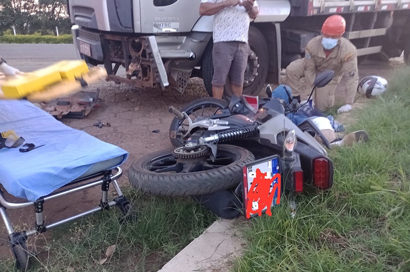 Motociclista com sinais de embriaguez colide moto em caminhão em Chapadão do Sul